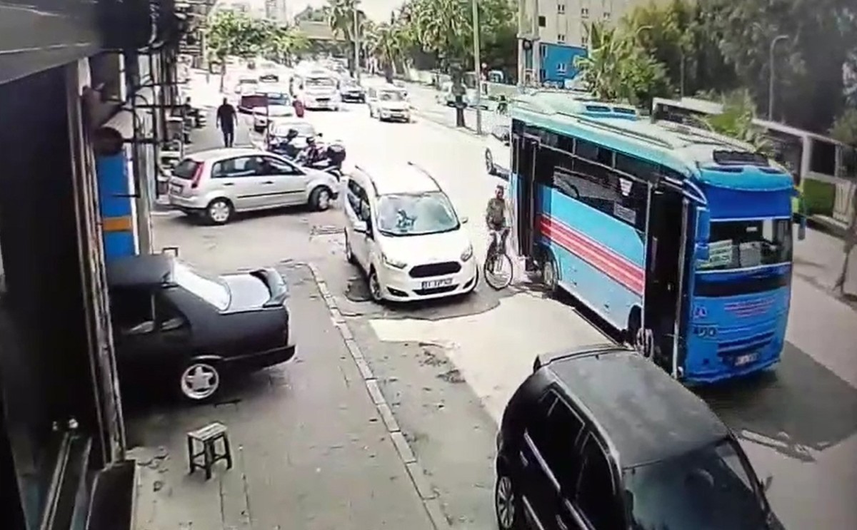 Halk otobüsünün açık kapısı bisikletliyi yere savurdu
