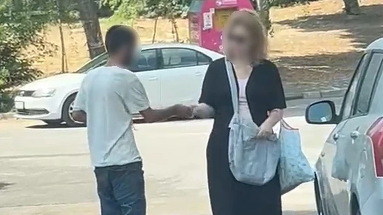 Sokak ortasında uçucu madde kullandı, kadının yolunu kesip para istedi
