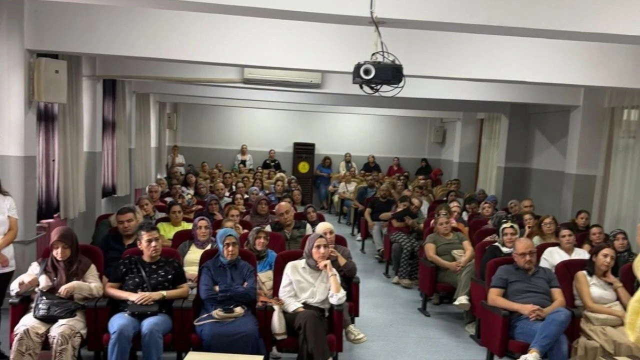 Adana’da velilere aile ve medya eğitimi verildi

