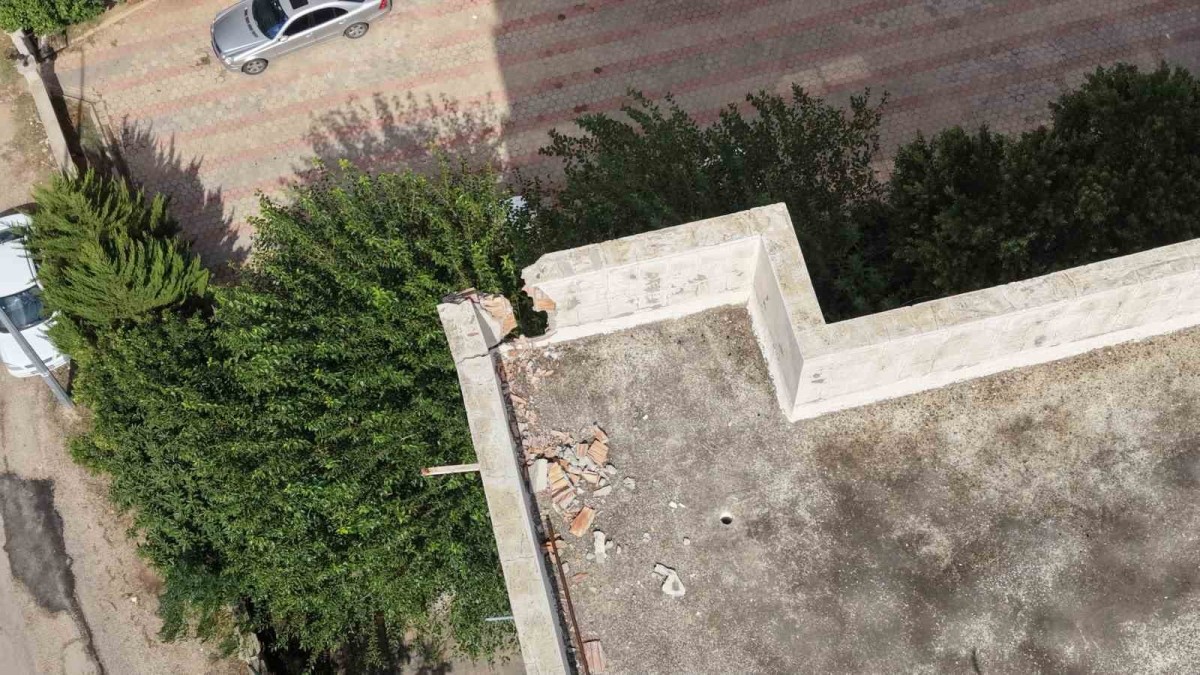 Kozan’da apartmana düşen yıldırımın oluşturduğu hasar dronla görüntülendi
