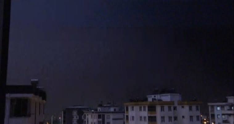 Kozan’da yıldırımın düşme anı kamerada
