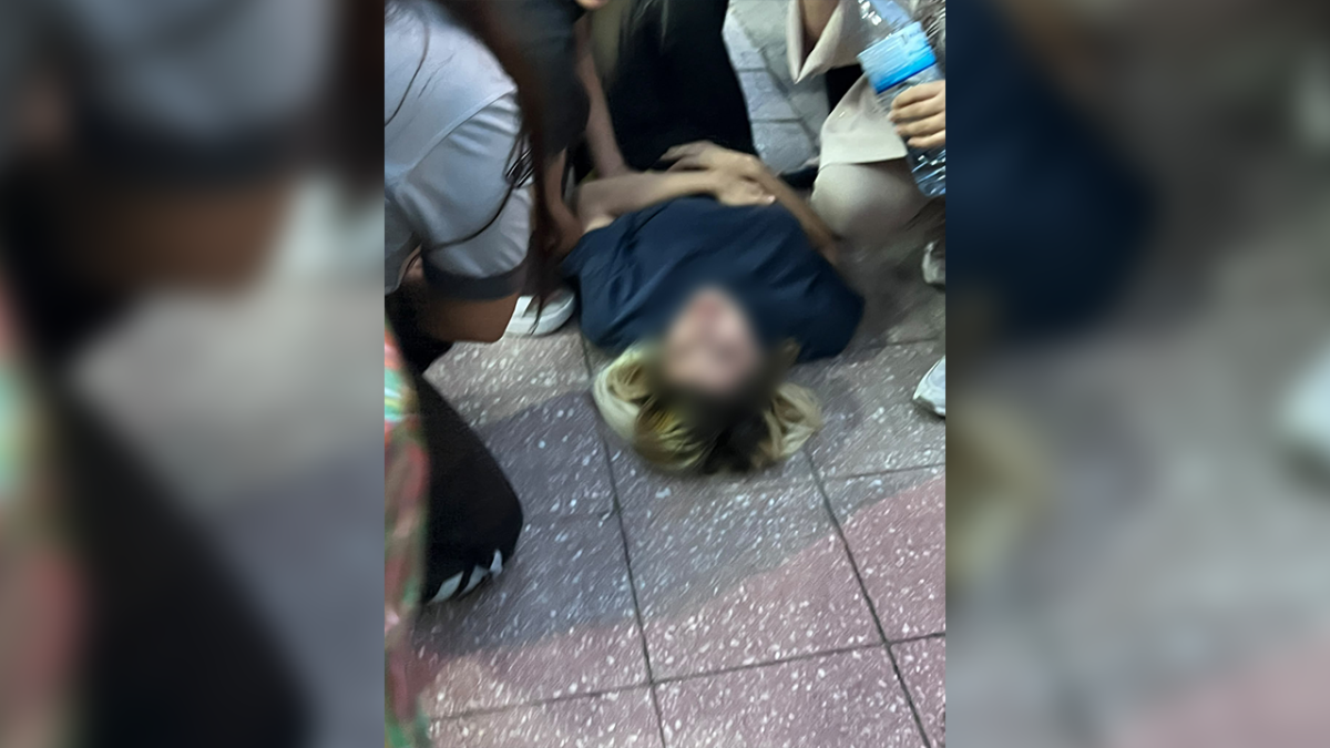 Yolda yürürken kocası tarafından bıçaklandı
