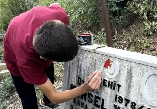 Feke’de öğrencilerden şehit kabirlerine vefa