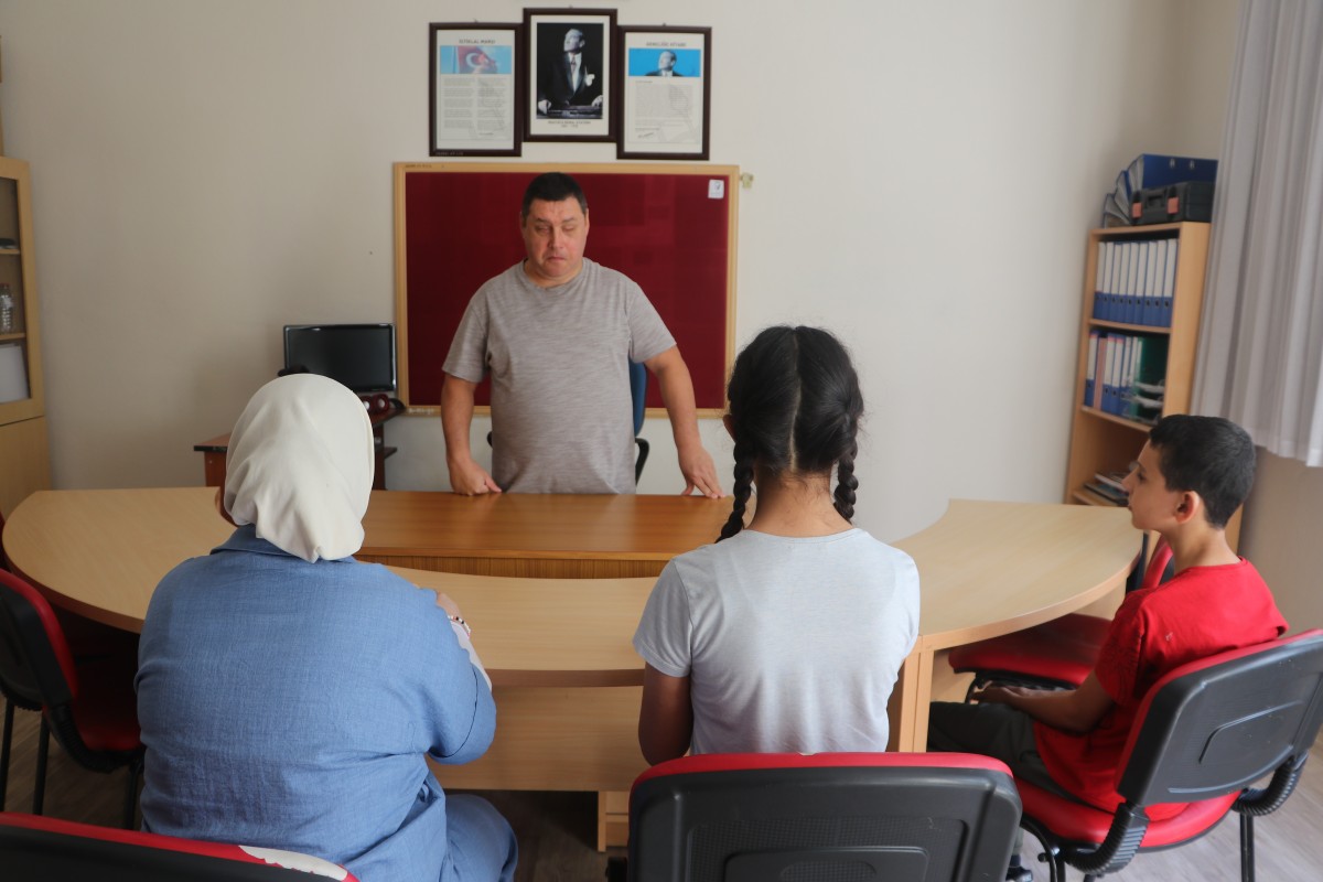 Görme engelli Hasan öğretmen, 20 yıldır öğrencilerine rehber oluyor