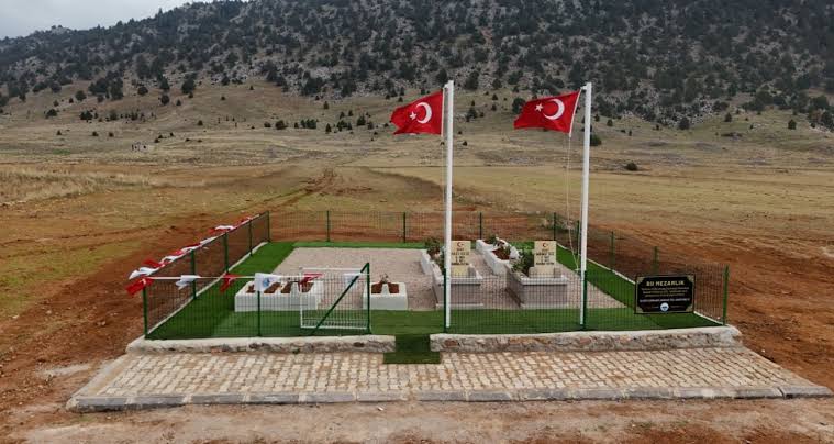 Asırlık mezarlar, şehitlik oldu
