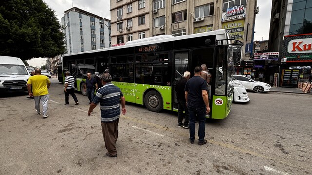 Belediye otobüsünün tekerleği çıktı, vatandaşlar bakım çağrısı yaptı

