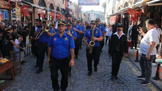 Turistler, tarihi caddede gönüllerince eğlendi
