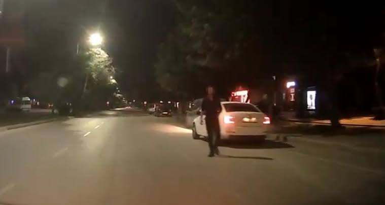 Yanından hızlıca geçen maganda sürücüyü uyardı, saldırıya uğradı
