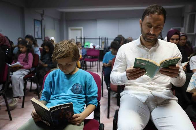 Kozan’da aileler çocuklarıyla birlikte ekranı kapatıp kitap okudu