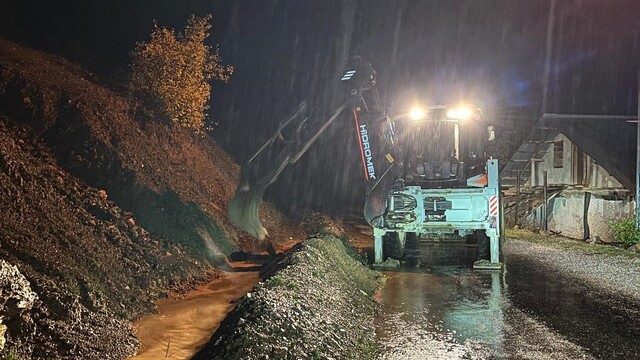 Feke’de düşen kayalar iş makineleriyle temizleniyor
